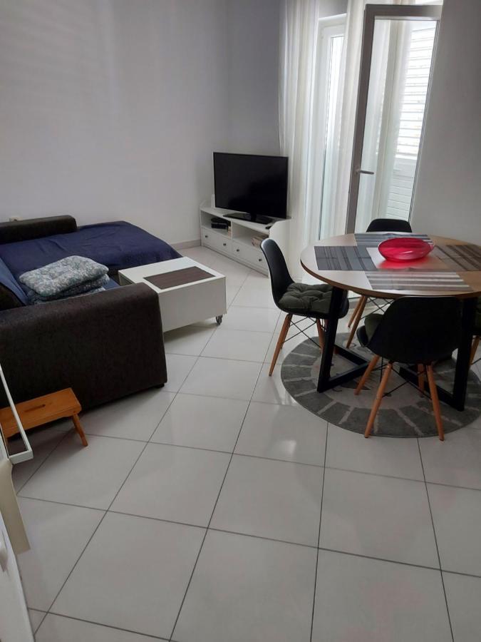 Apartment Style *